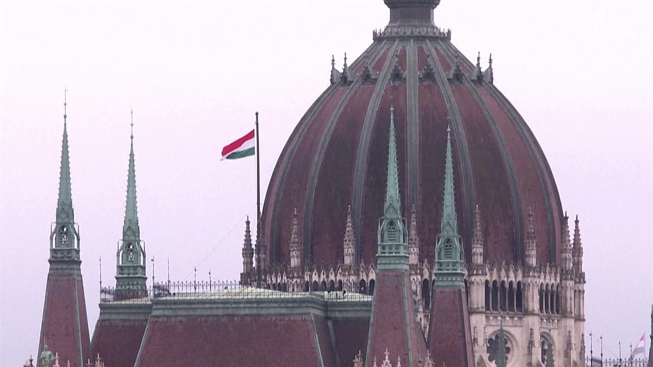 Премьер-министр Венгрии вновь призвал к пересмотру антироссийских санкций из-за энергокризиса
