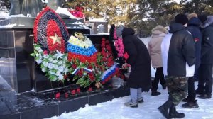 Возложение венков и цветов к Мемориалу воинской и трудовой славы в селе Парабель 2021.mp4