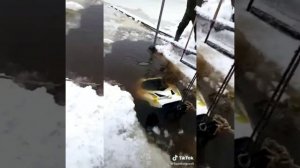 +18 Подборка "Первый лёд 2022" Машины и снегоходы провалились под лёд. часть 2
