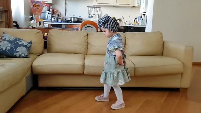 Поздравляю бабушку . Соня  (2 года 7месяцев)
