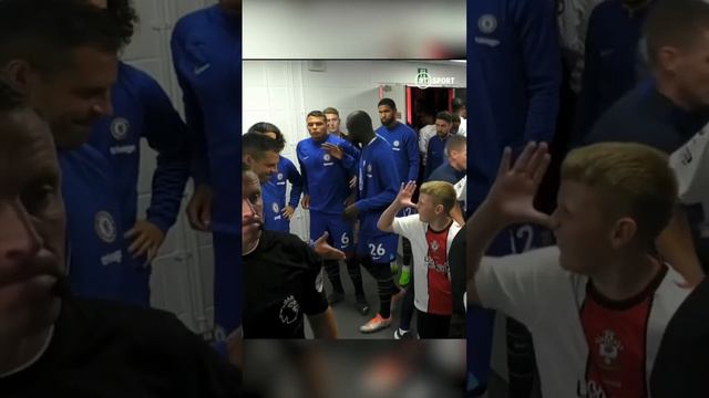 Young Southampton mascot catches César Azpilicueta out! 🤝🤣