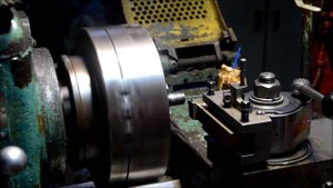 Способ нарезания дюймовой и др. некратной шагу винта резьбы маточной гайкой на токарном станке 1к62.