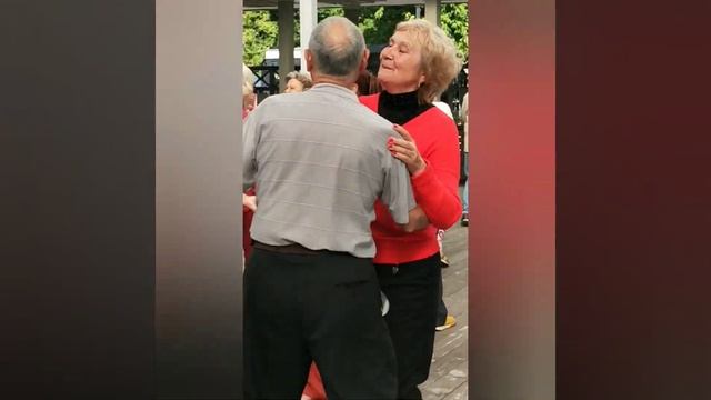 "Женщина в красном, это ?!" Танцы в Сокольниках и Останкино. Ретро- дискотека смотреть онлайн