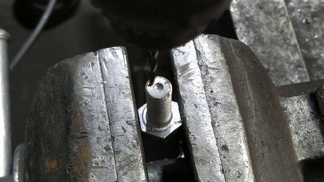 Как просверлить болт насквозь