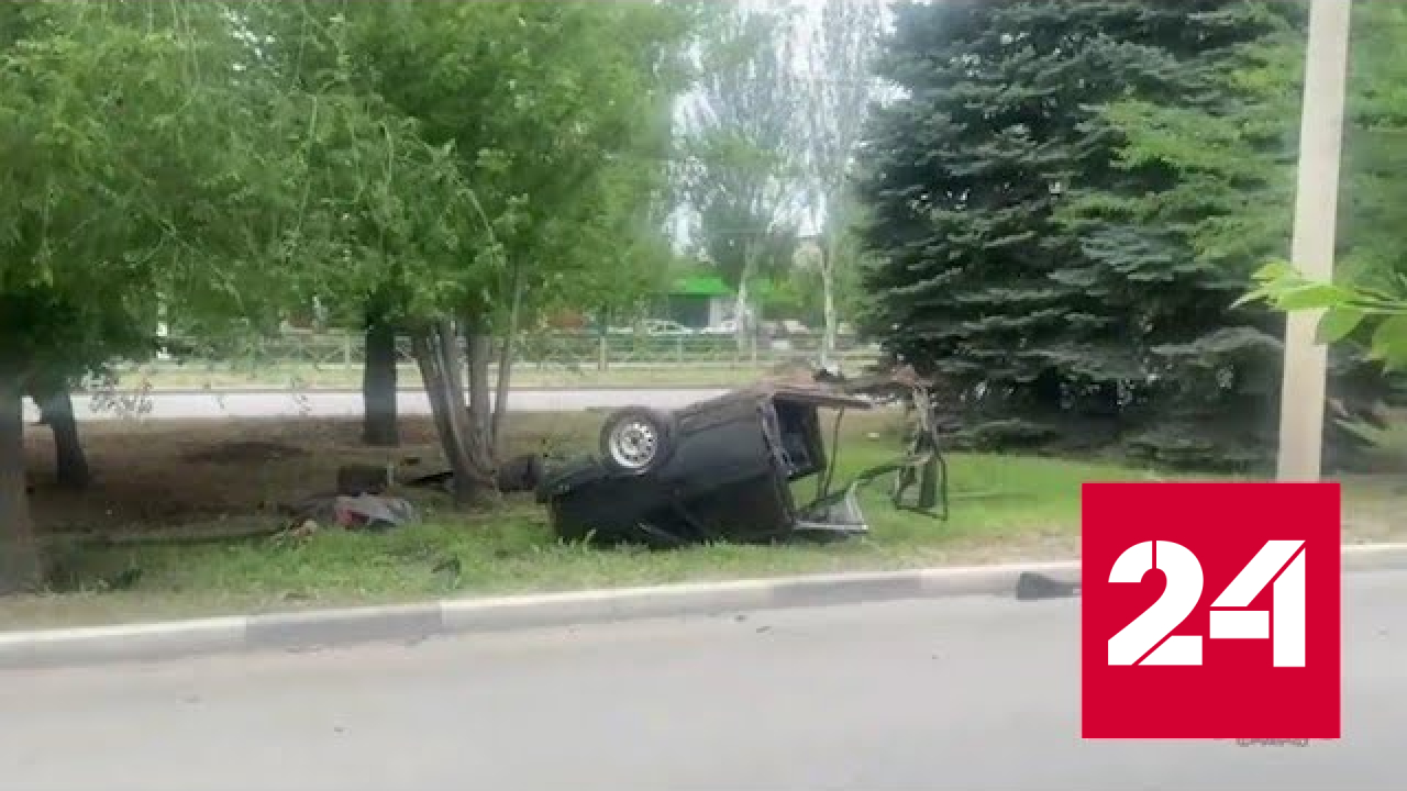 Девочка и юноша погибли в машине, разорванной пополам при ударе об дерево - Россия 24