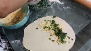 Кутабы с сыром и зеленью на сковороде