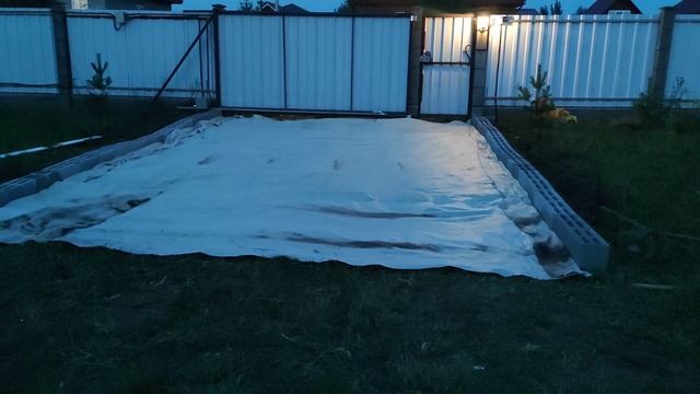 Парковка для ленивых, из щебенки, шлакоблоков и бордюров.