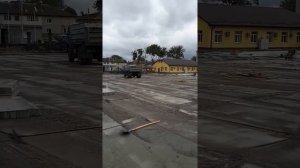 Укладка плит на дорогу