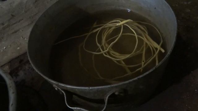 Вымачиваю корни сосны в кипятке. смотреть онлайн