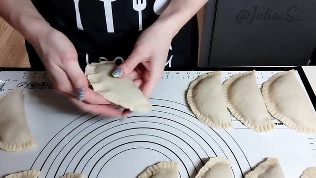 Тесто на чебуреки заварное ! 😋 Пузырчатое, хрустящее и тонкое.