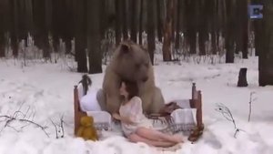 Медведь и девушки