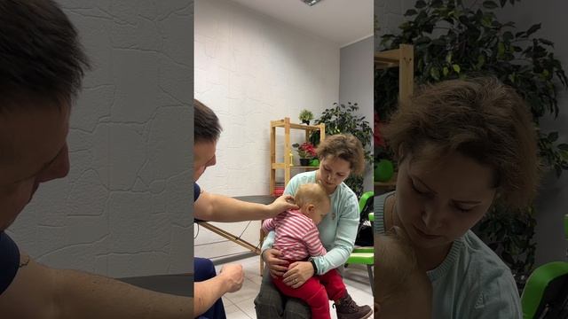 Акупрессура подзатылочных мышц младенцам делается пальцами. Массаж шеи показан. Гражданкин К.А.
