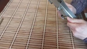 Демонстрирую конструкцию крепления датчика эхолота.