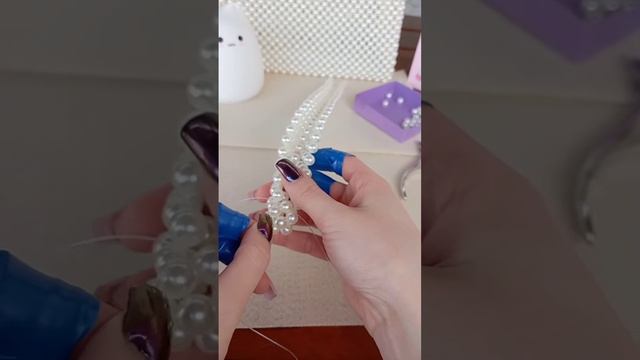 СЕКРЕТНАЯ ТЕХНИКА плетения ручки из бусин#ручка для сумки из бусин#сумка #handmade #жемчуг#сумочка смотреть онлайн