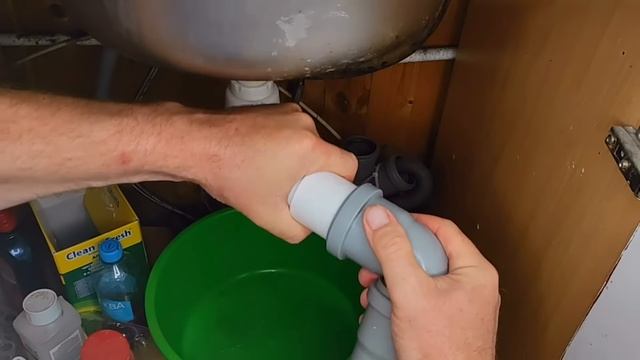 Никогда Не ставьте Гофру к Сифону Умывальника смотреть онлайн