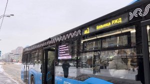 Автобус НефАЗ-5299-40-52 следует по маршруту м1 ”ул. Кравченко - Больница РЖД”