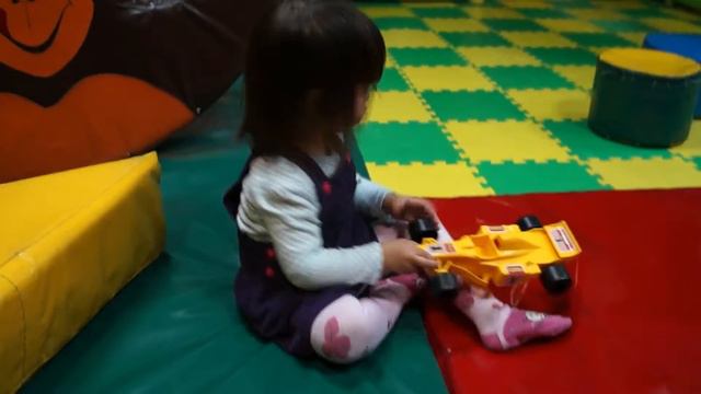 детский лабиринт играем мячиками Indoor Playground Family Fun for Kids Playroom with Balls
