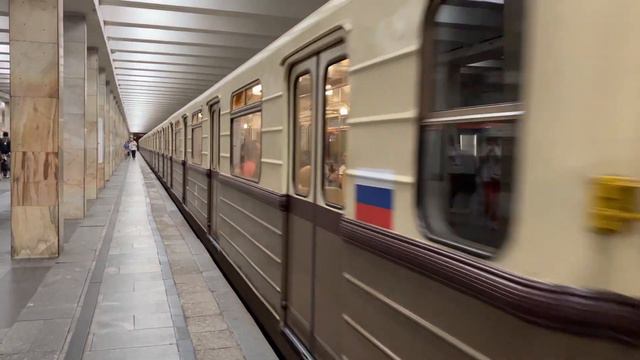 Электропоезд 81-717/714.5А «Ретропоезд» отправляется со станции «Проспект Вернадского» смотреть онлайн