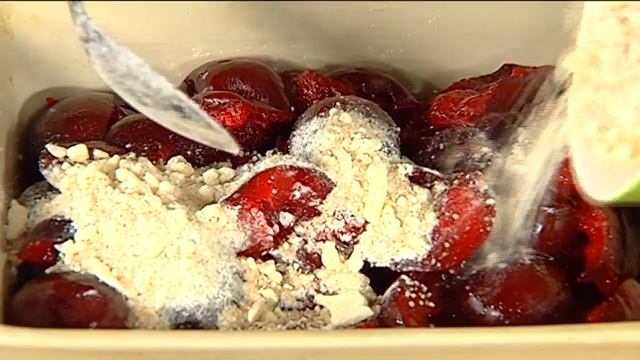 Что Есть. Кассероль со сливами и сыром смотреть онлайн