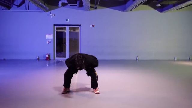 красиво танцует