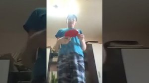 Делаю трюки с теннисной ракеткой и мячом