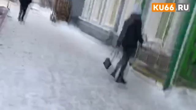 Воришки пытались вынести из магазина алкоголь смотреть онлайн