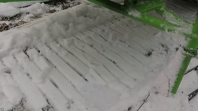 Сделали сами снегоход. Я был удивлён такой самоделкой.