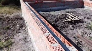 Цоколь дома из кирпича