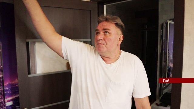 12092023 Гайчанин сливает воду из натяжного потолка при помощи швабры смотреть онлайн