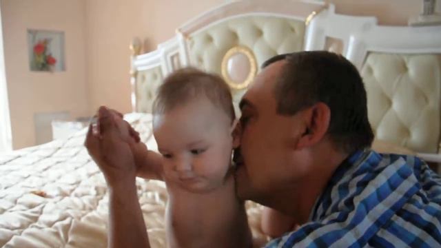 Алешка учится ползать.AVI смотреть онлайн