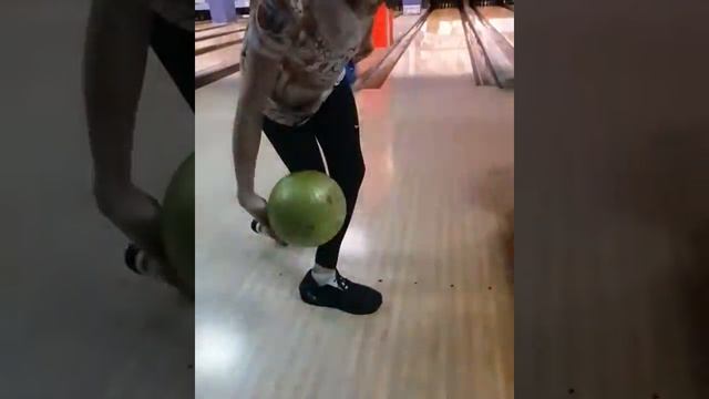 Как закрутить шар в боулинге. Релиз обучение. Bowling release drill.