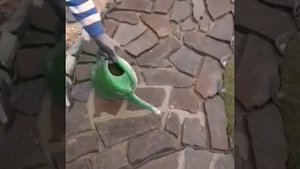 Простой способ заливки бетоном дорожки из камней