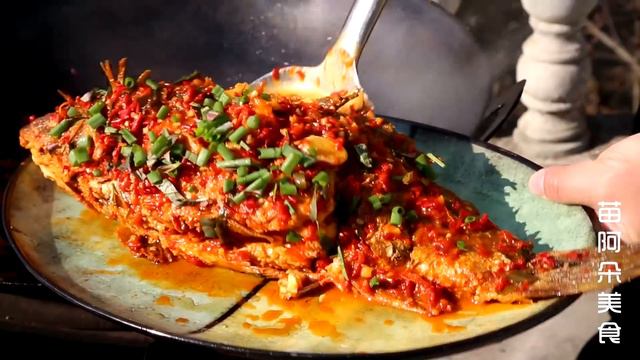 苗大姐半斤辣椒烧鲤鱼，辣得嘴脸都变形，配上啤酒真过瘾！【苗阿朵美食】 смотреть онлайн