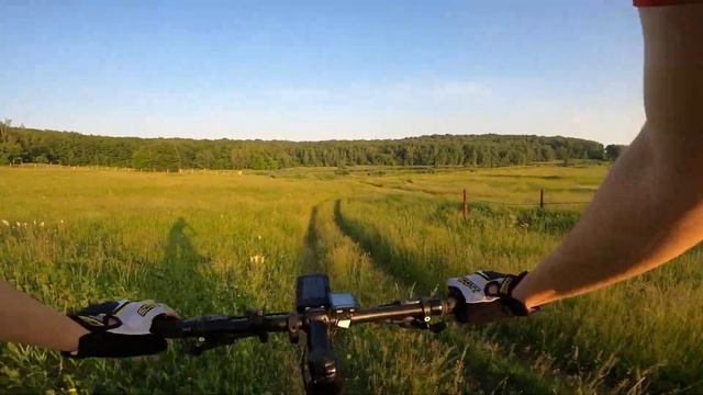 Вечерний велозаезд в пригород. Природная красота полей и холмов.