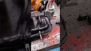 Робот Kuka фрезеровка пластиковый топливный бак Pajero Sport 2