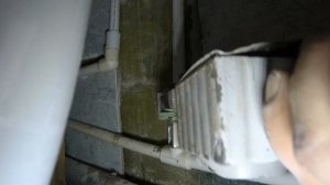 Ставлю монтажную планку на смеситель в ванной