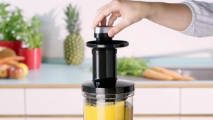 Как приготовить сок в шнековой соковыжималке Bosch VitaExtract. Видео-инструкция.