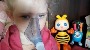 Ребёнок делает ингаляцию.Child makes inhalation