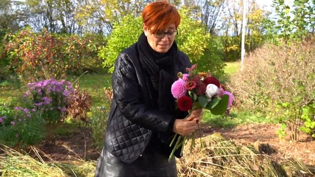 Buket fra haven 22. oktober 2018. Buket 1 ud af 3. Arranging garden flowers.