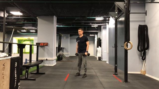 Махи гантелей попеременно в стороны стоя смотреть онлайн