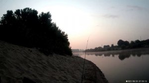 рыбалка на песчаном берегу.