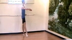 Battement frappè носком в пол.