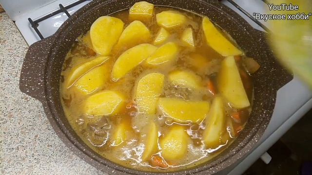Чиляв. Плов с фасолью. Чеченка готовит.