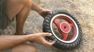 Клеим покрышку на китайском скутере.