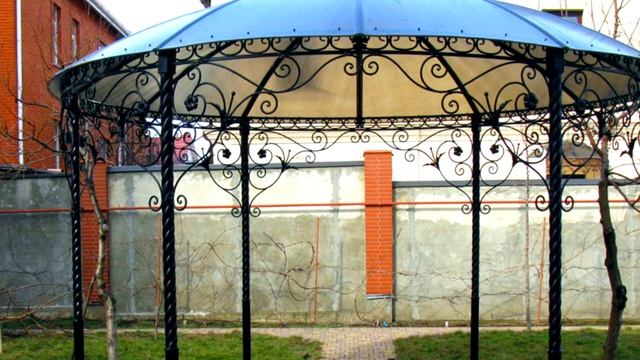 Круглая садовая беседка на столбах без перил, крыша из поликарбоната, кованые элементы, ковка Днепр