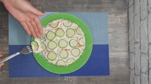 Закусочный торт из крабовых палочек на праздничный стол.Оригинально и вкусно! (720p).mp4