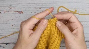 Простая манишка спицами, которую свяжет любой новичок в вязании.