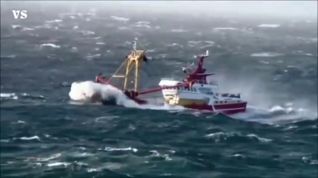 Рыболовное судно в шторм