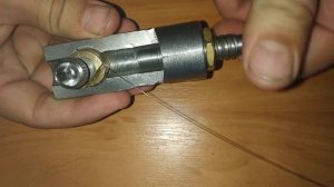 Мой станок на резьбе для поводков из струны.