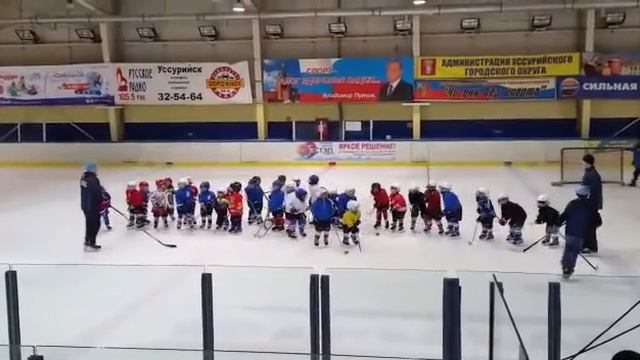 Ледовая арена ребята 2010-2011 поздравляют Мамочек с 8 марта ! "Позравляем -поздравляем -поздравляе смотреть онлайн